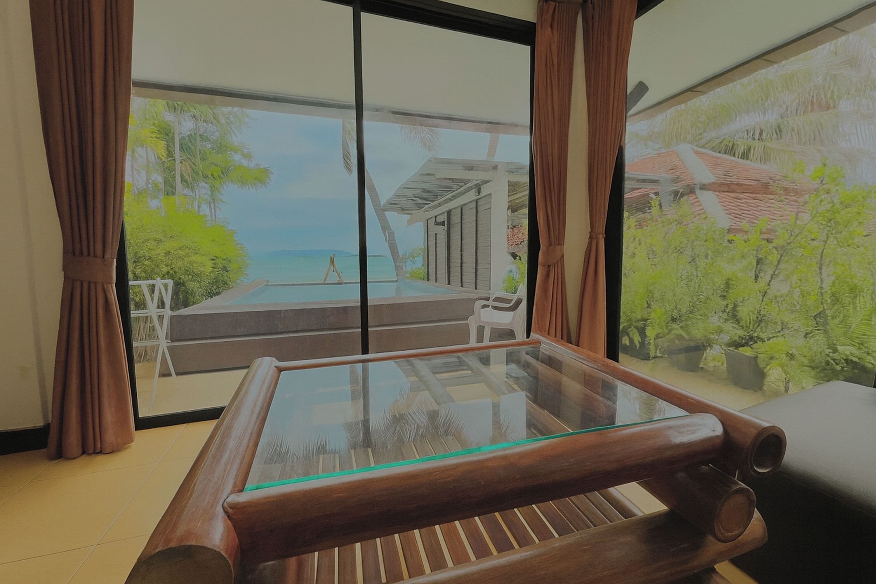 Deluxe kamer, uitzicht op zee | Een kluis op de kamer, een bureau, gratis wifi, beddengoed