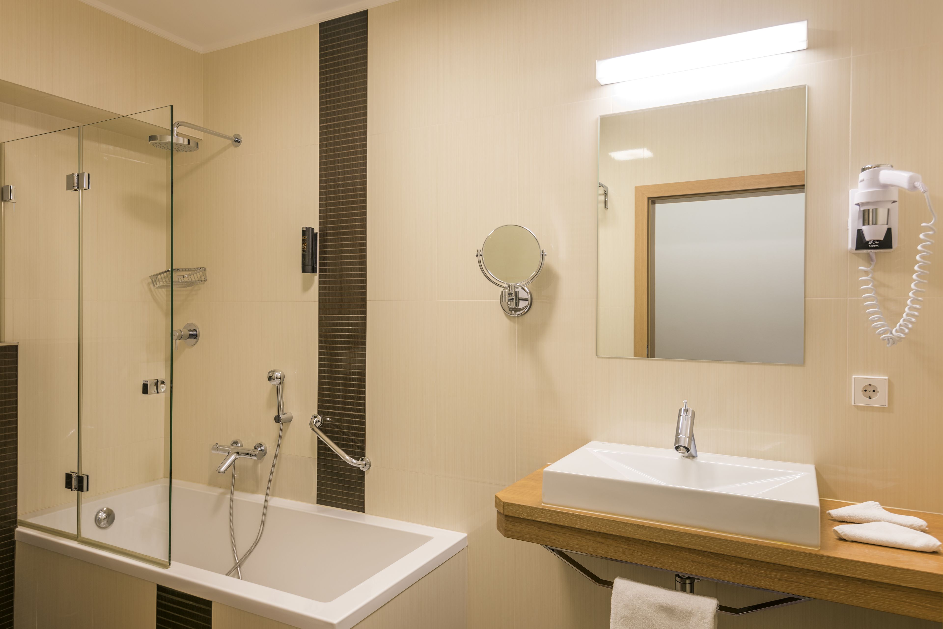 淋浴/盆浴组合、免费洗浴用品、吹风机、浴袍