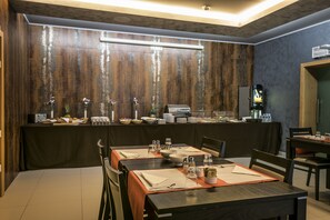 Daily continental breakfast (EUR 20 per person)