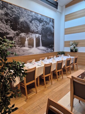 Lunch and dinner served, barbecue