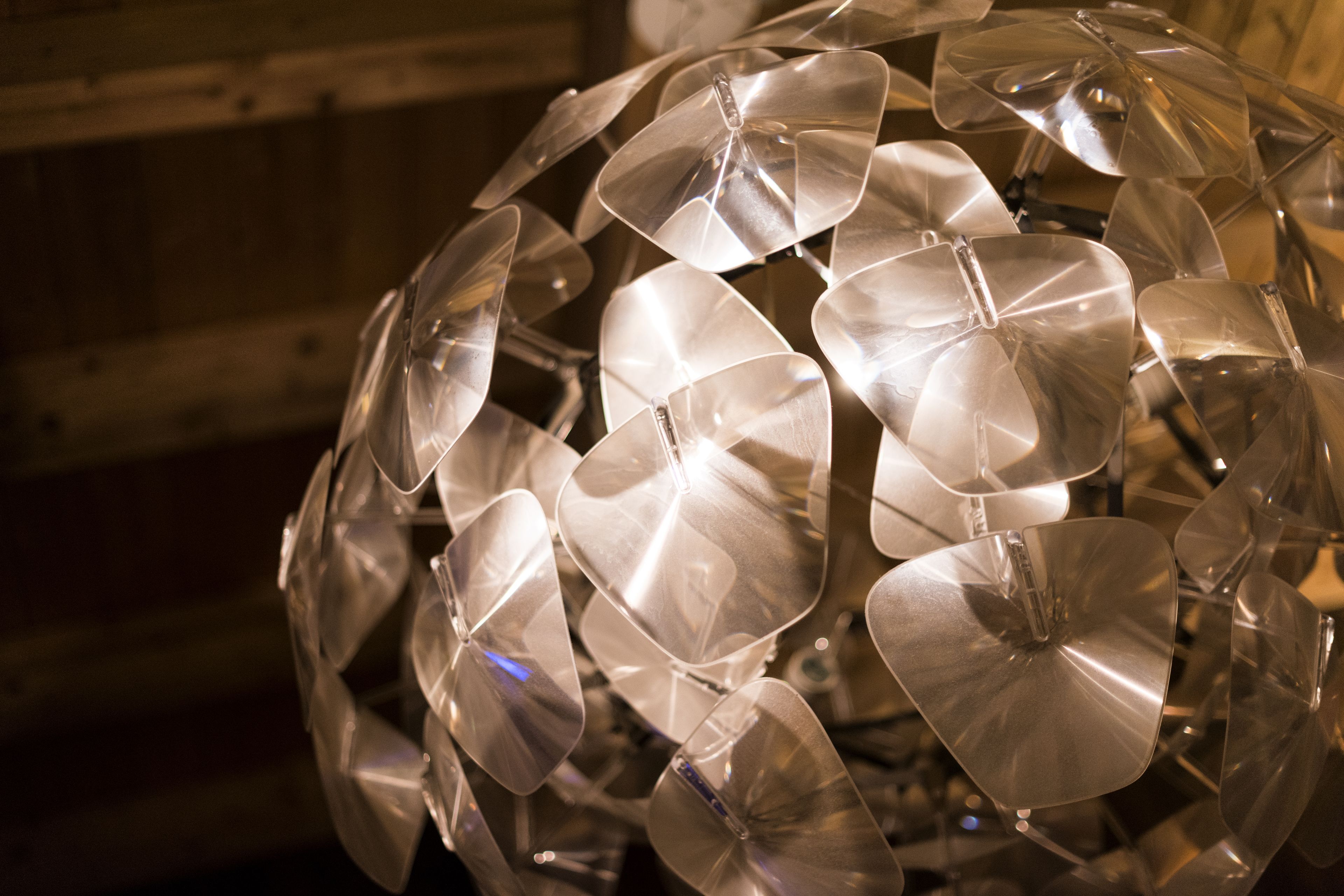 Une structure sphérique dotée de plusieurs panneaux transparents.