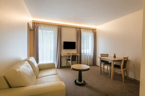 تلفزيون إل سي دي بحجم 52-بوصة يعرض قنوات فضائية، تلفزيون