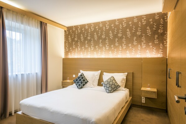 خزنة داخل الغرفة وتجهيزات عازلة للصوت وواي فاي مجانًا وملاءات أسرّة