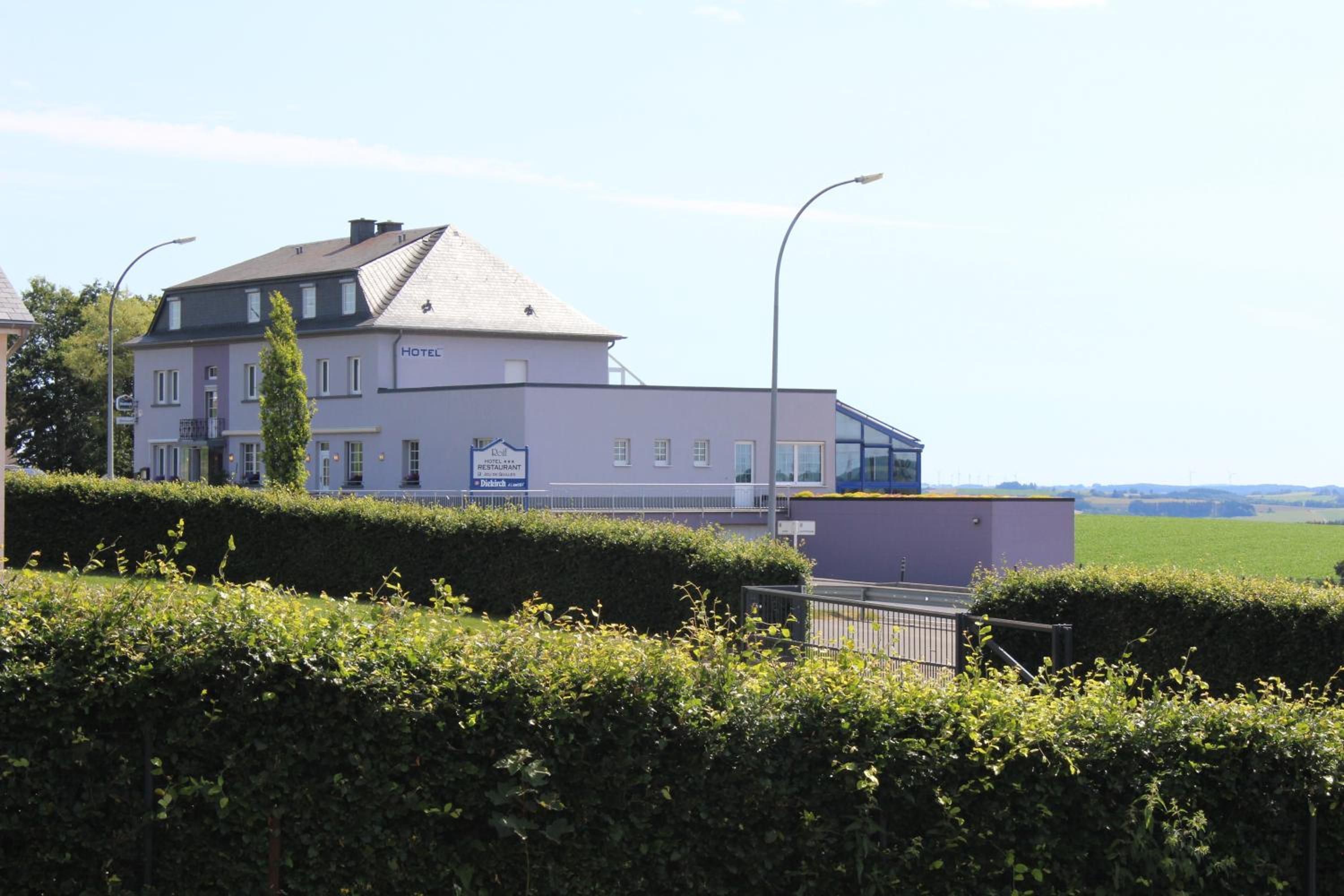 Ein Hotel im modernen Design, mit Flachdach und großen Fenstern.