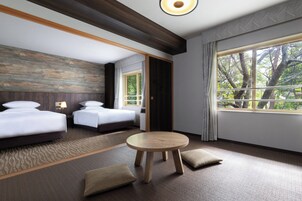 Escritorio, espacio para trabajar con laptop y cortinas blackout 