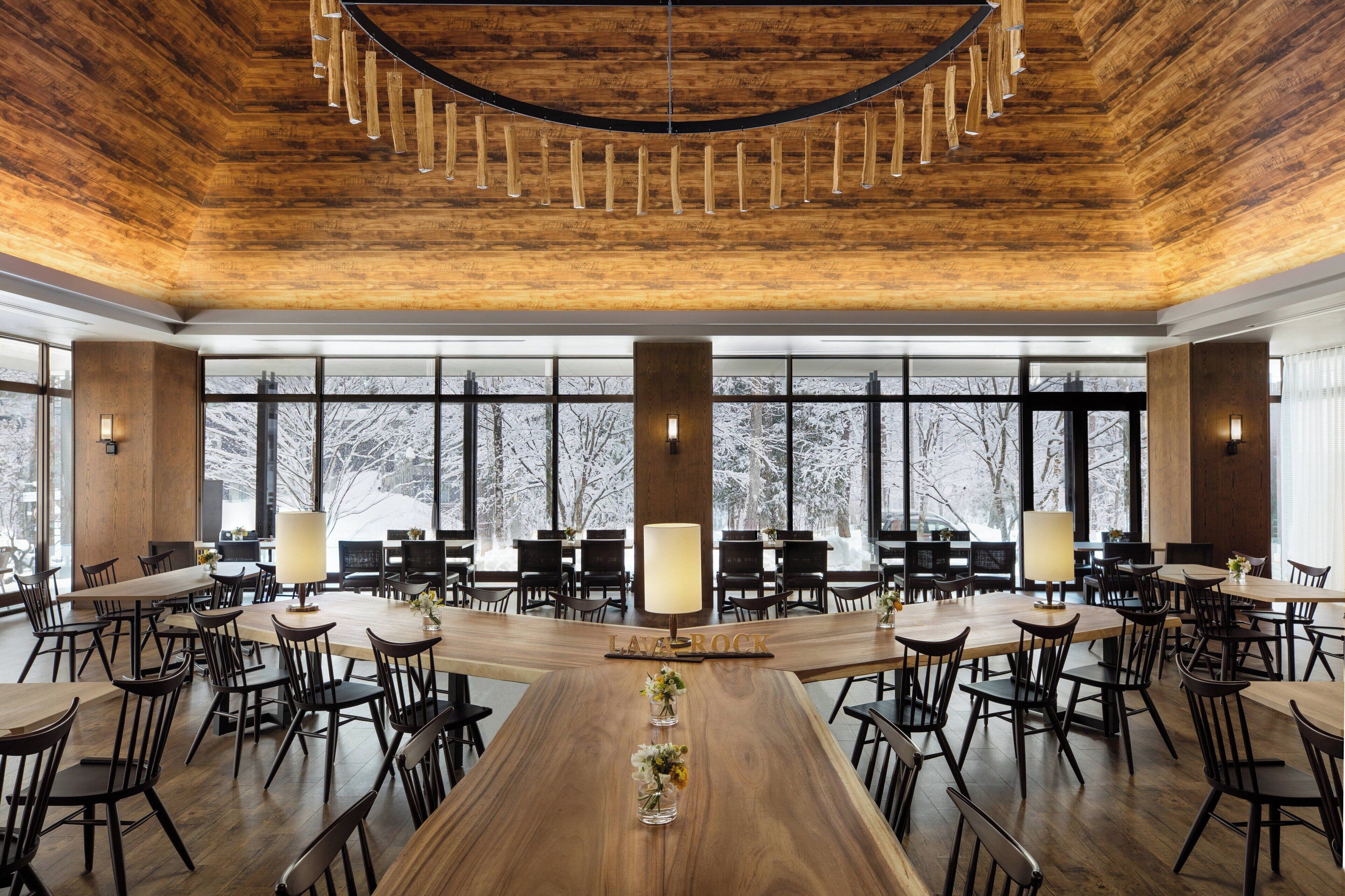 供應早餐、午餐和晚餐，當地和國際料理