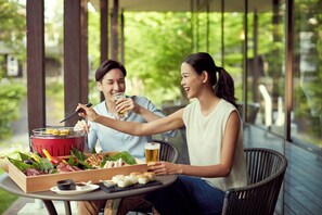 Frühstück, Mittagessen, Abendessen, lokale und internationale Küche