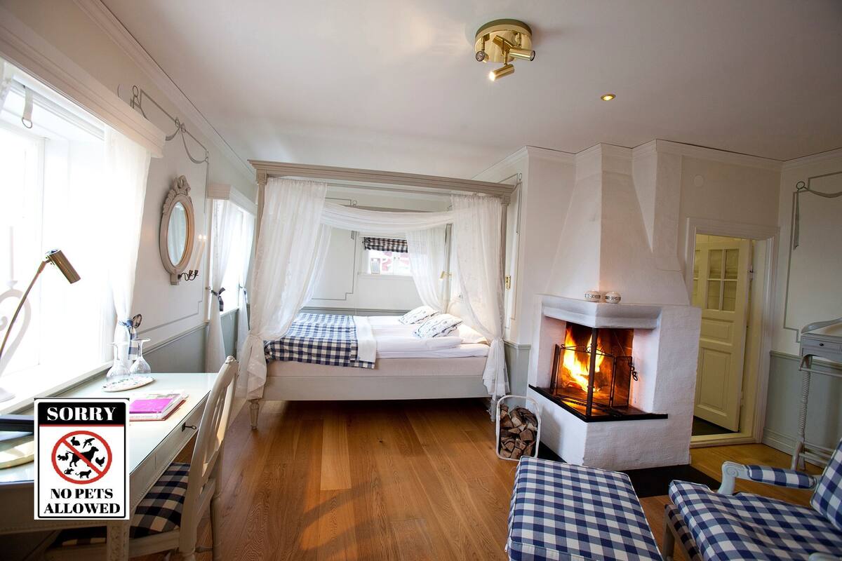 Romantic Studio Suite, Jetted Tub (Pets not allowed) | Peralatan tempat tidur premium, bar mini, meja, seterika/papan seterika