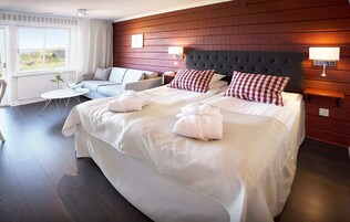 Ropa de cama de alta calidad, minibar y decoración personalizada 