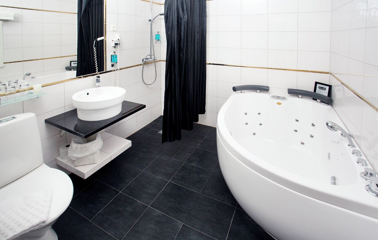 romantic double room, jetted tub (pets not allowed) | bathroom | shower, free toiletries, hair dryer, towels