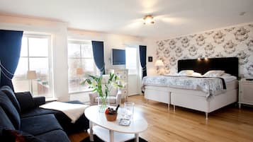 Panoramic Studio Suite, Jetted Tub (Pets not allowed) | Premium bedding, minibar, individually decorated, individually furnished
