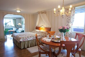 Deluxe Studio Suite, Jetted Tub (Pets not allowed) | Premium bedding, minibar, individually decorated, individually furnished