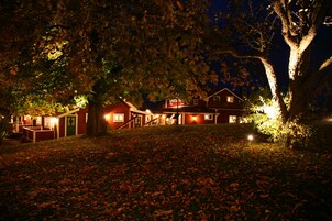 Fachada de la propiedad por la tarde o noche