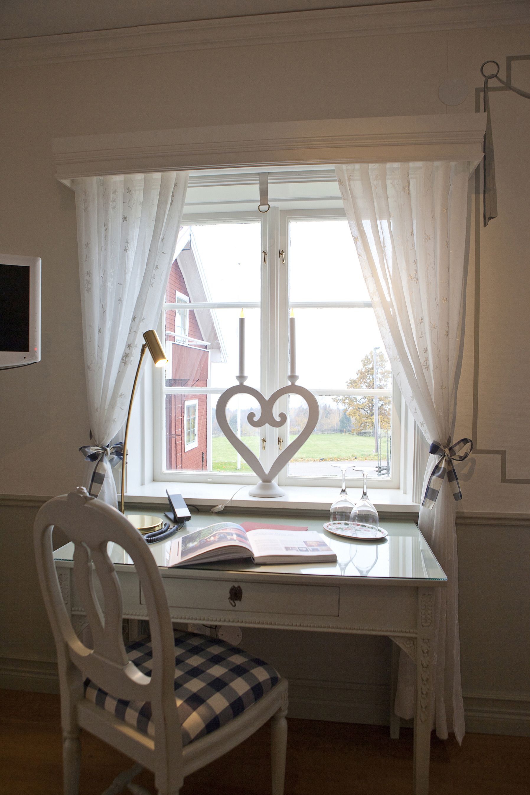 romantic studio suite, jetted tub (pets not allowed) | 1 bedroom, premium bedding, minibar, individually decorated