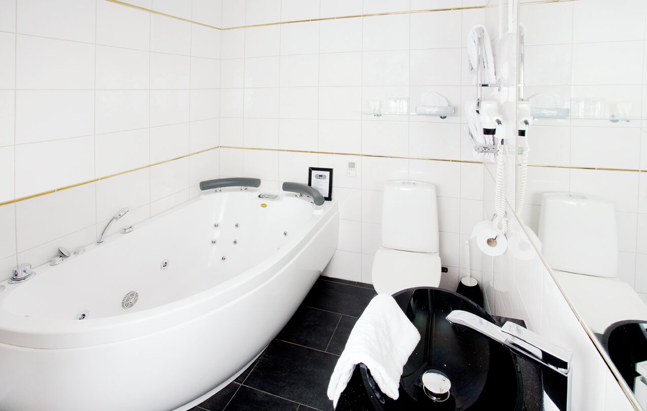 romantic studio suite, jetted tub (pets not allowed) | bathroom | shower, free toiletries, hair dryer, towels