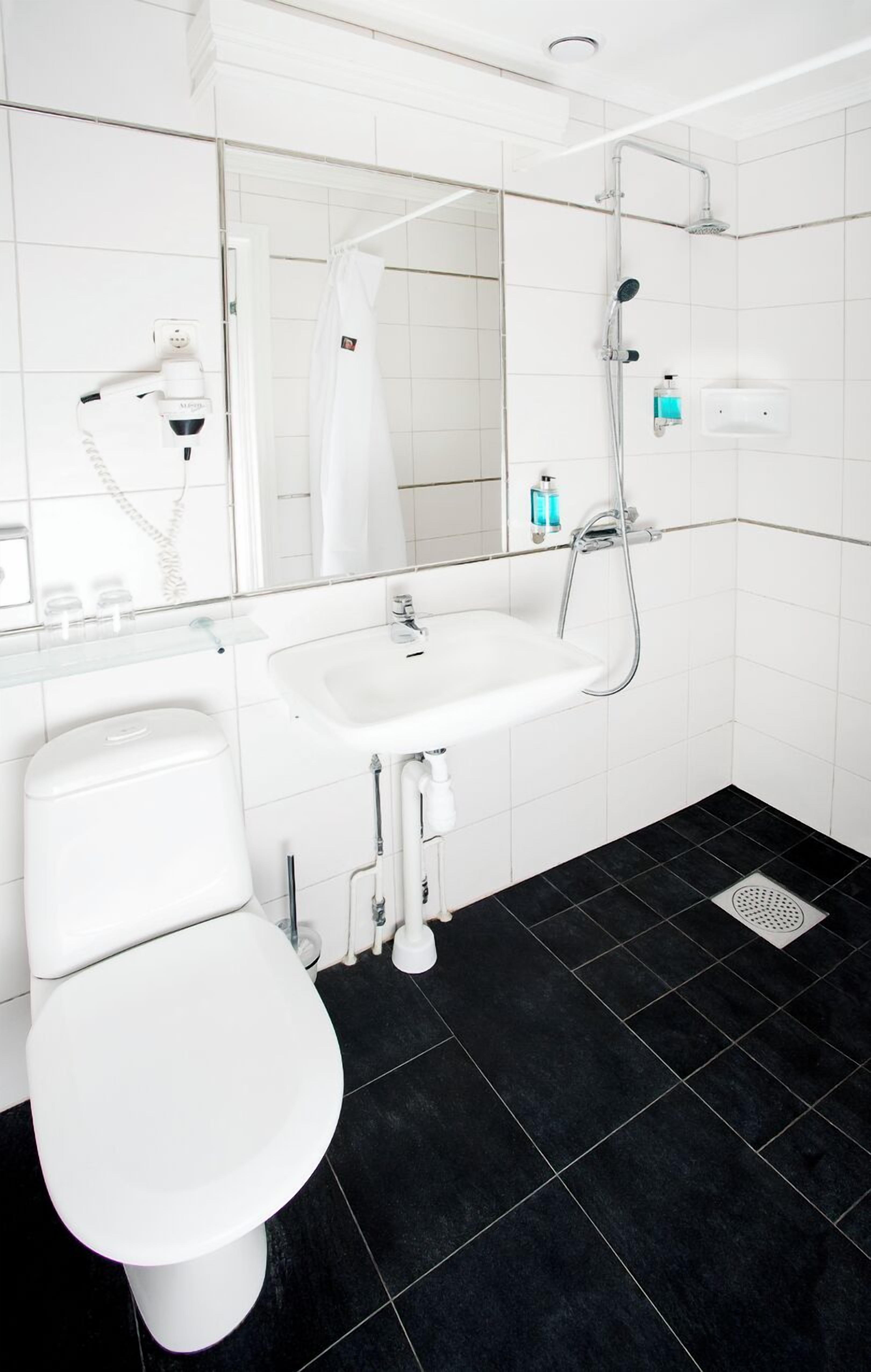 comfort double room (pets not allowed) | bathroom | shower, free toiletries, hair dryer, towels