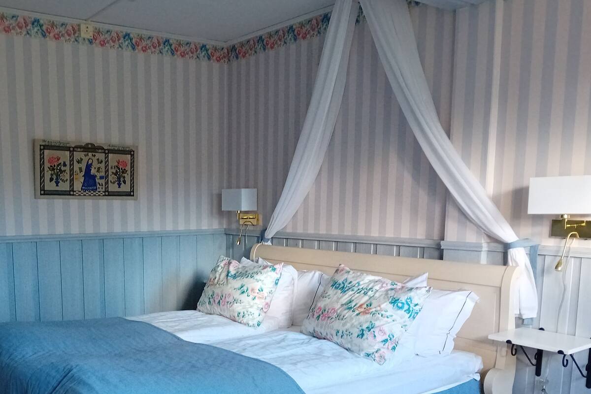 Basic Double Room | Peralatan tempat tidur premium, bar mini, meja, seterika/papan seterika