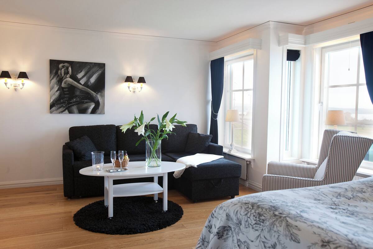 panoramic studio suite, jetted tub (pets not allowed) | 1 bedroom, premium bedding, minibar, individually decorated