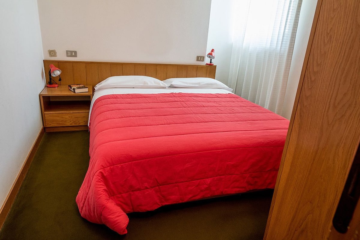 Premium bedding, in-room safe, desk, free cribs/infant beds