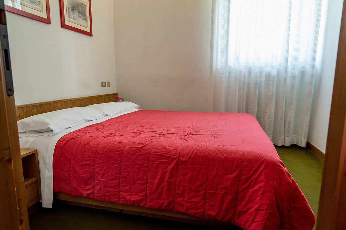 Premium bedding, in-room safe, desk, free cribs/infant beds