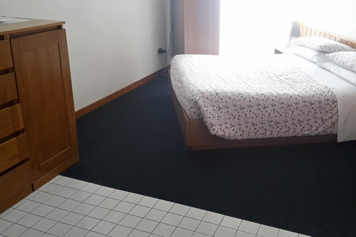 Economy Studio | Premium bedding, in-room safe, desk, free cribs/infant beds