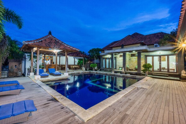 Outdoor pool, pool loungers - Pondok Baruna Garden Rooms (Lembongan Island)