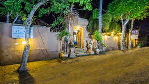 A building with a sign reading "Pondok Bina Garden". - Pondok Baruna Garden Rooms (Lembongan Island)