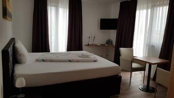 Doppelzimmer zur Einzelnutzung | Hochwertige Bettwaren, Schreibtisch, Verdunkelungsvorhänge