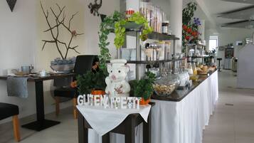 Buffet breakfast for a fee on weekdays