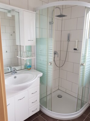 Business Single Room (Large Single Bed) | Bathroom | Shower, hair dryer, towels, soap - Hotel Ackermann (Riedstadt)