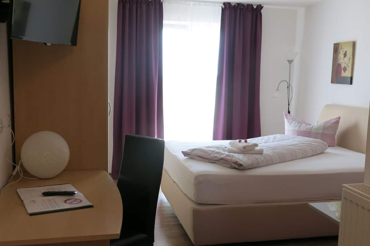 Business enkelrum (Large Single Bed) | Individuell inredning, unika möbler, skrivbord och mörkläggningsgardiner