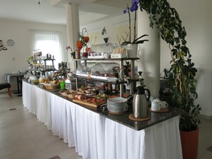 Frokostbuffé mot et tillegg på hverdagene