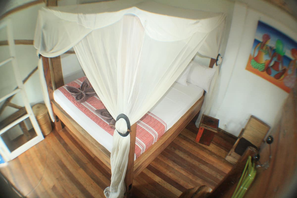 Premium bedding, desk, free WiFi