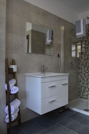 Appartement, vue sur la mer | Salle de bain | Douche, douche cascade, articles de toilette (gratuits)