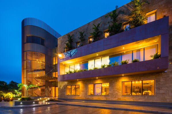 Fachada de la propiedad por la tarde o noche