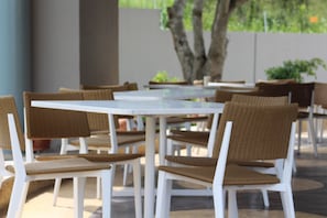 2 restaurants, breakfast, lunch, dinner served; international cuisine