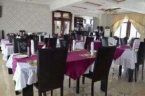 Lunch and dinner served - Lantana Hotel (Dar es Salaam)