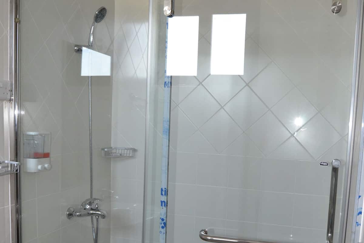 Bañera con ducha, artículos de tocador gratuitos, batas, pantuflas
