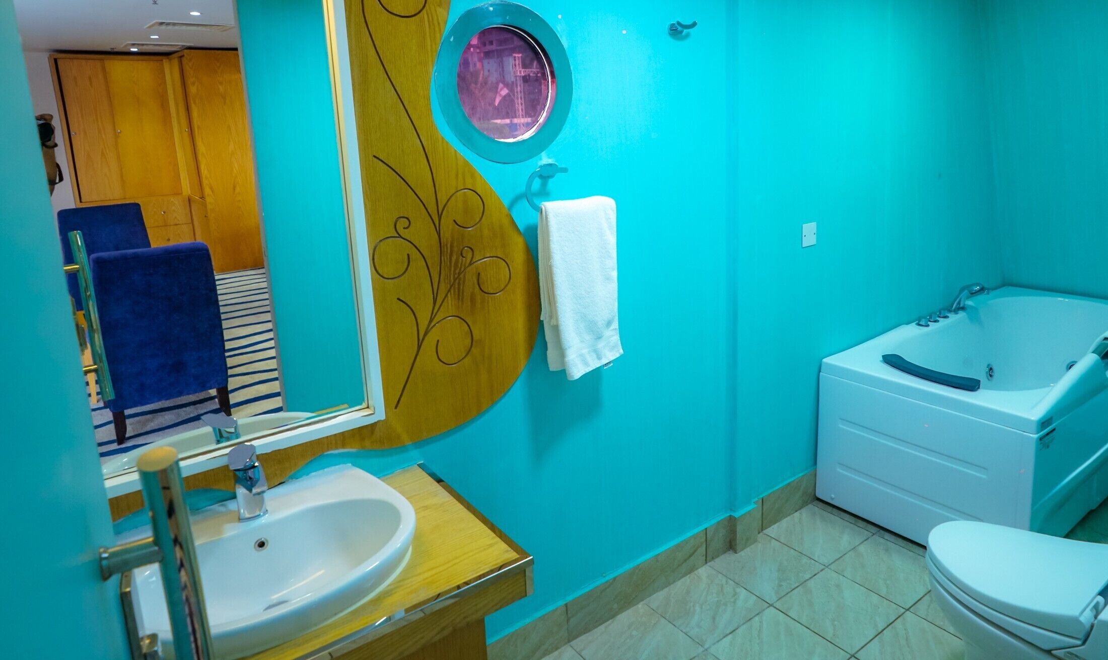 Un baño con lavamanos, espejo y bañera.