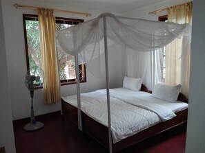 Premium bedding, desk - Kilimanjaro Safaris Lodge (Moshi)