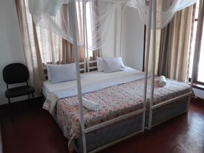 Standard dubbelrum - 1 sovrum - terrass - utsikt mot bergen | Sängtillbehör av högsta kvalitet och skrivbord