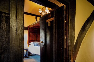 Signature Double Room (Four Poster - Tudor Parlour) | Premium bedding, individually decorated, individually furnished