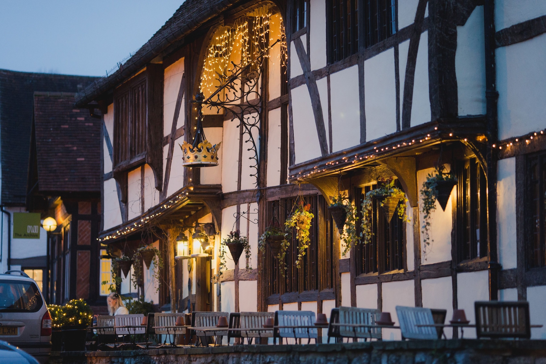 Vista frontal de la propiedad por la tarde o noche