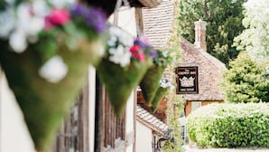 A traditional building with a sign reading "The Crown Inn" and "Free House." - The Crown Inn (Godalming)