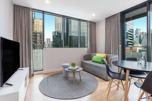 Iron/ironing board, free WiFi, bed sheets - Oaks Melbourne Southbank Suites (Southbank)