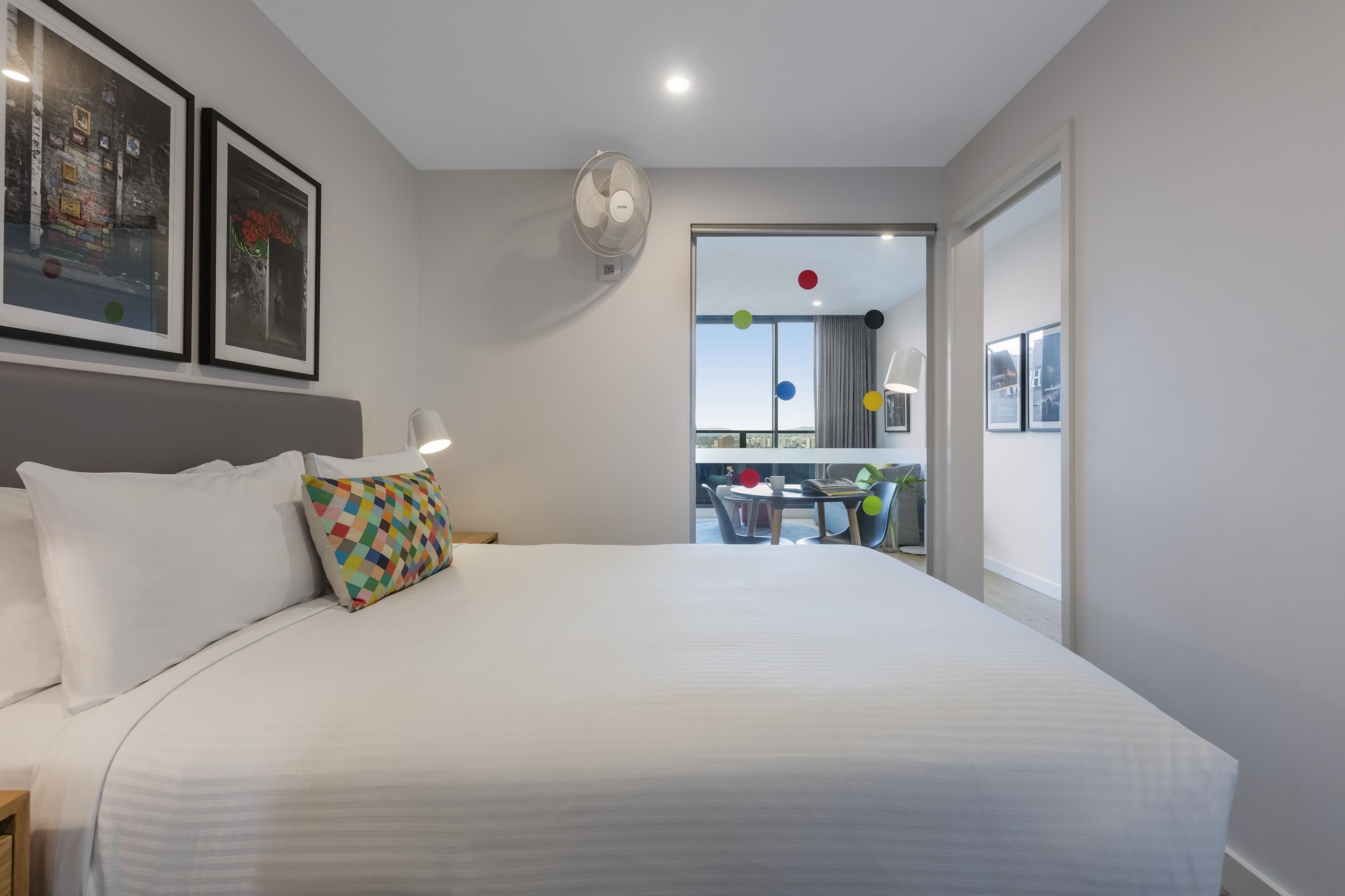 Tabla de planchar con plancha, cunas, wifi gratis y ropa de cama 