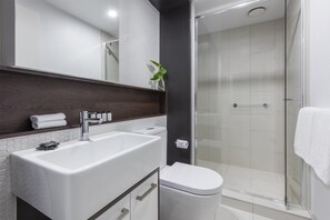 Iron/ironing board, cots/infant beds, free WiFi, bed sheets - Oaks Melbourne Southbank Suites (Southbank)