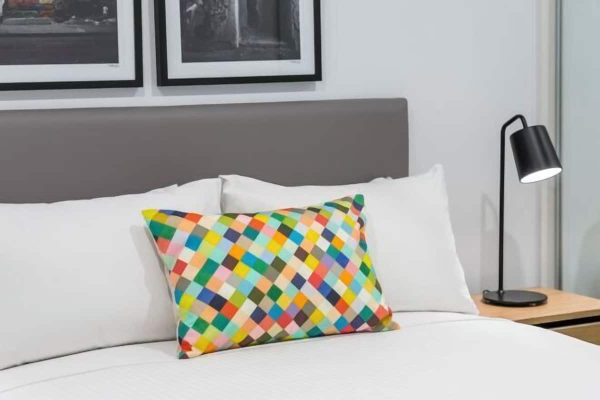 1 habitación, tabla de planchar con plancha, wifi gratis y ropa de cama
