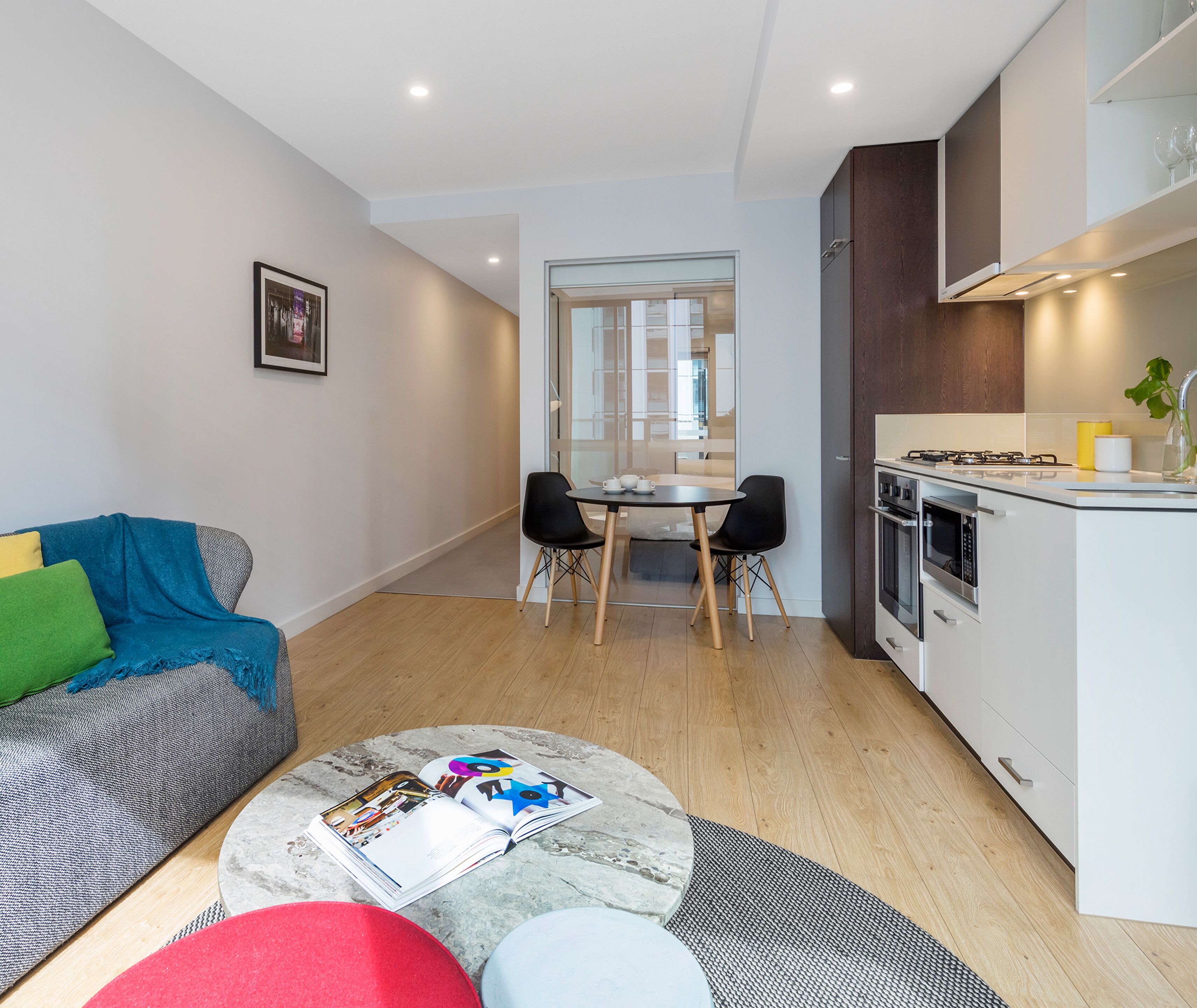 Un appartement moderne comprenant un salon, un coin repas et une cuisine.