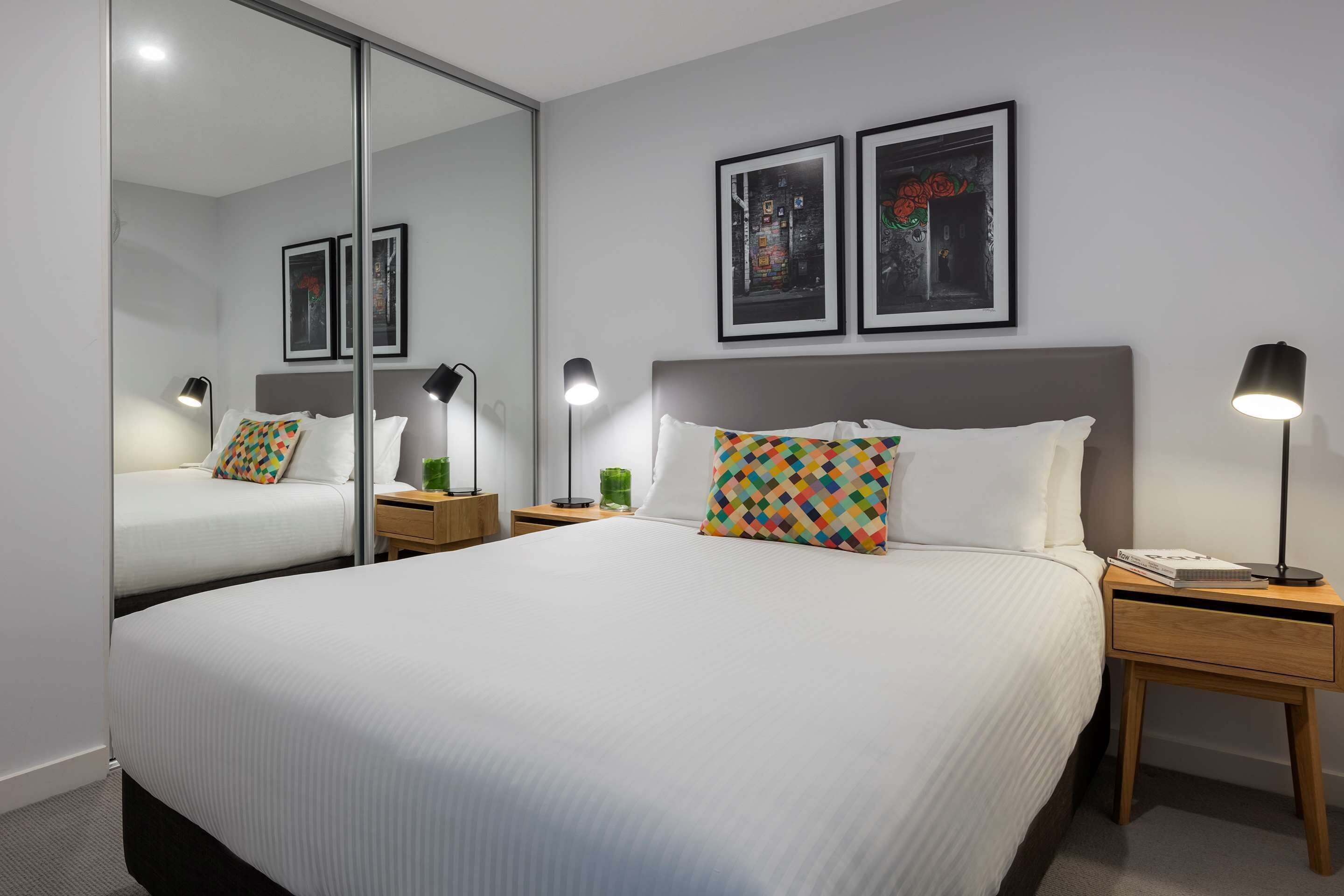 Tabla de planchar con plancha, cunas, wifi gratis y ropa de cama 